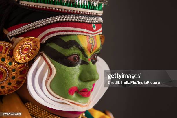 kathakali dancer showing an expression of anger during his performance. - kathakali dancing stock-fotos und bilder