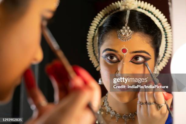 odissi dancer doing make up - kajal stock pictures, royalty-free photos & images