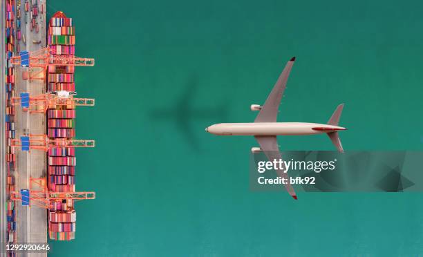 aereo cargo che sorvola il porto container - aereo cargo foto e immagini stock