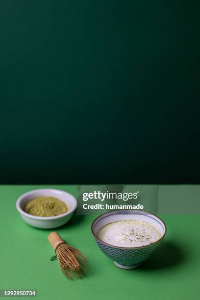 a whisk, a cup and a grounded matcha - ground culinary imagens e fotografias de stock