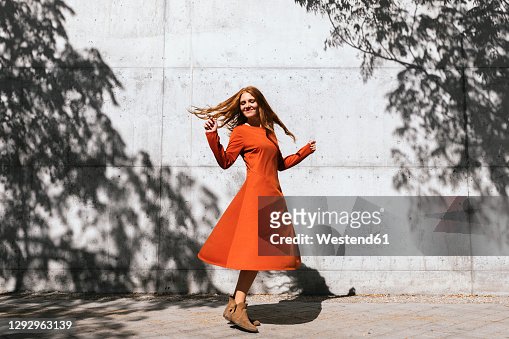 fotos e imágenes de Vestido Rojo Mujer - Getty Images