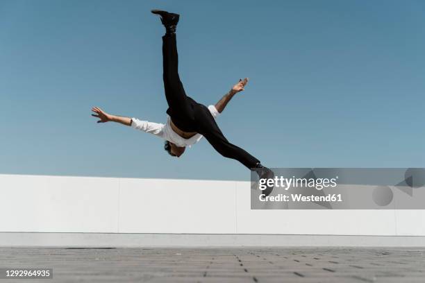 artist practising on roof terrace - acrobatic activity photos et images de collection