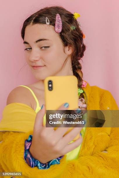 teenage girl taking a selfie - selfie girl stockfoto's en -beelden