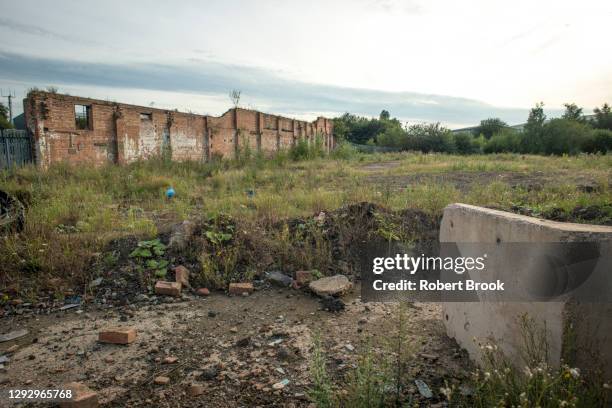 derelict land with long history of industrial use including industrial waste storage and processing. - unbebautes grundstück stock-fotos und bilder