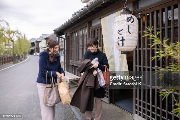 junge freundinnen gehen aus japanischen restaurannt - noren stock-fotos und bilder