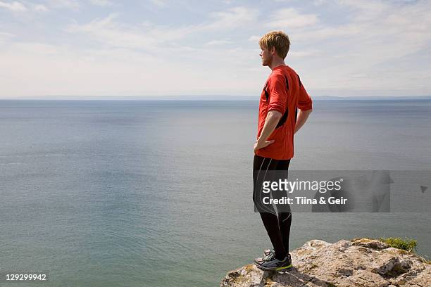 runner admiring coastal landscape - cliff side stock pictures, royalty-free photos & images