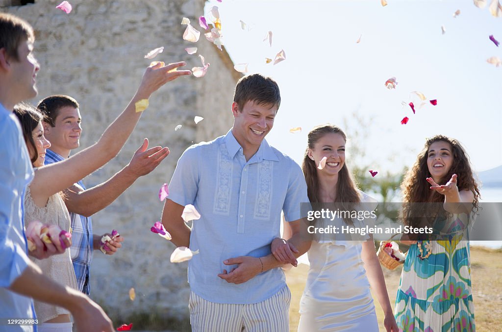 ご友人とのお祝いの新婚カップル