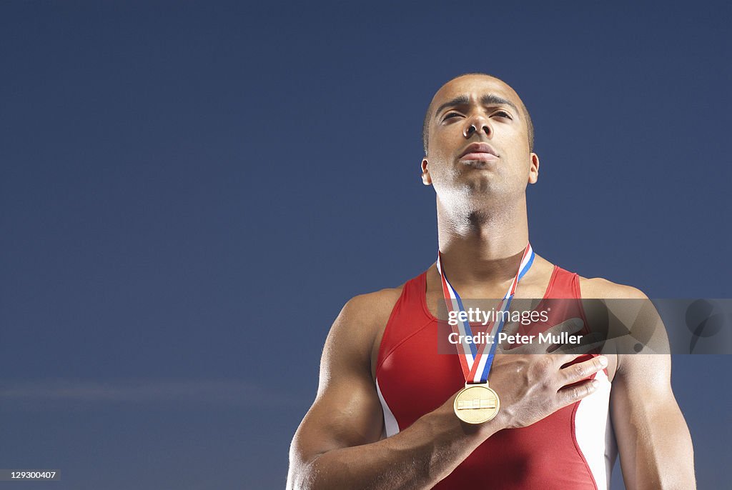 Atleta com medalha ao ar livre