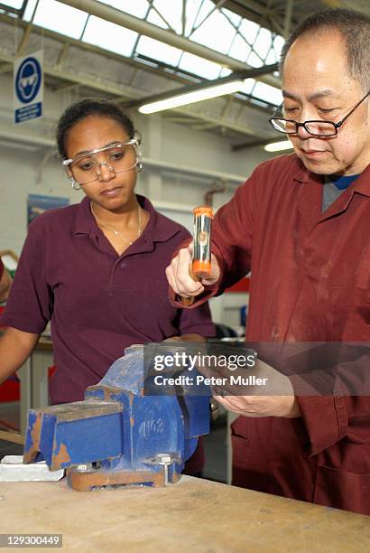 arbeiter mit hammer in fabrik - aerospace engineering stock-fotos und bilder