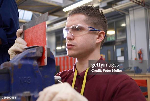 worker in fabrik misst kunststoff - aerospace engineering stock-fotos und bilder