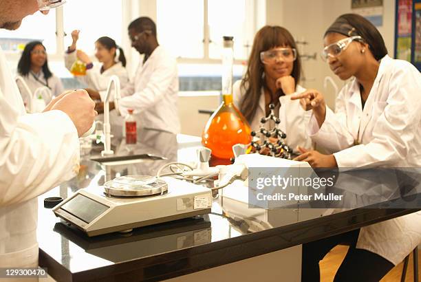 wissenschaftler arbeiten im labor - science lab school stock-fotos und bilder