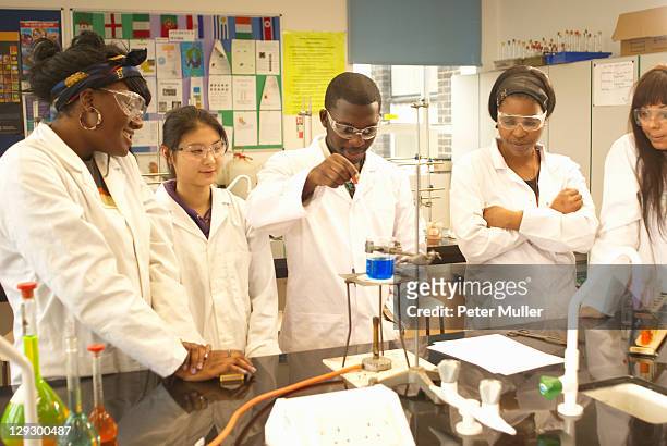 wissenschaftler arbeiten im labor - science lab school stock-fotos und bilder
