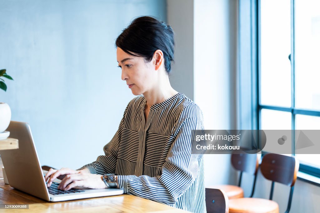カフェでオフィスワークをしている女性