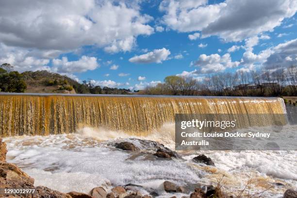 water flowing over marsden weir, goulburn, new south wales - polder barrage photos et images de collection