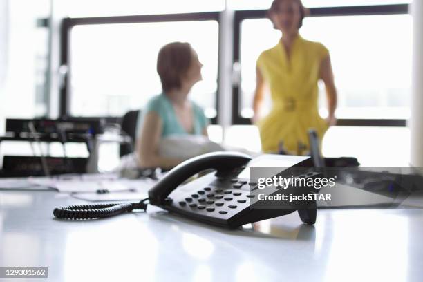 primer plano de teléfono en la oficina - teléfono con cable fotografías e imágenes de stock