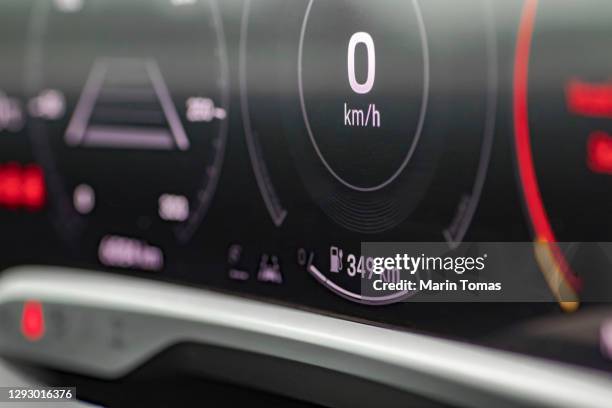 instrument panel - kilometer stockfoto's en -beelden