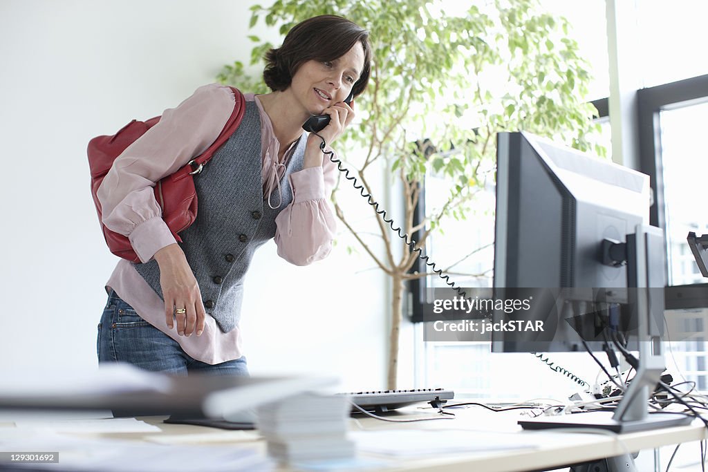 Mujer de negocios hablando por teléfono