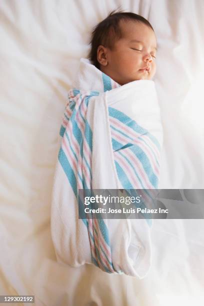 sleeping newborn mixed race baby girl - babydeken stockfoto's en -beelden