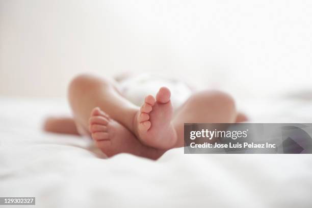 close up of hispanic newborn baby girl's feet - foot stockfoto's en -beelden