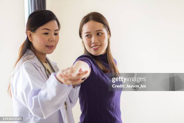 physiologe helfen dem patienten beim üben und erholen - physiologe stock-fotos und bilder