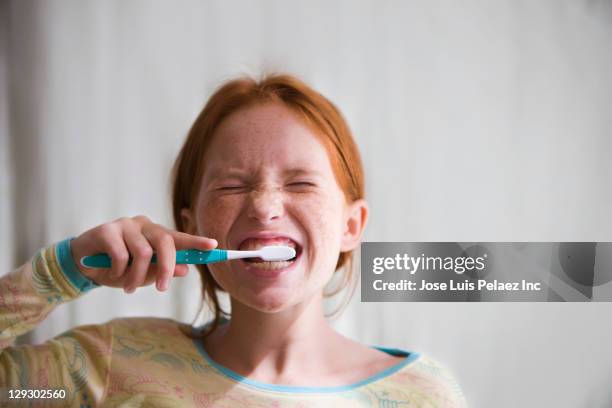 caucasian girl brushing teeth - lavarse los dientes fotografías e imágenes de stock