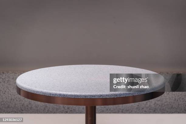 round dining table - cafe table stockfoto's en -beelden