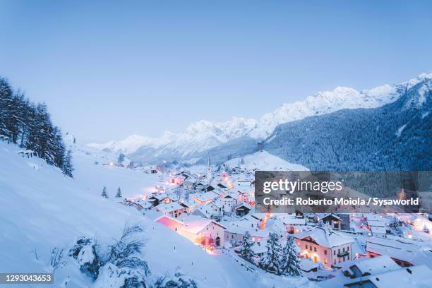 winter sunset on ardez covered with snow, switzerland - nieve profunda fotografías e imágenes de stock