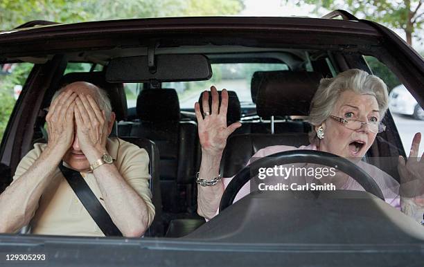 senior woman having trouble learning to drive - man driving anxiously stock-fotos und bilder