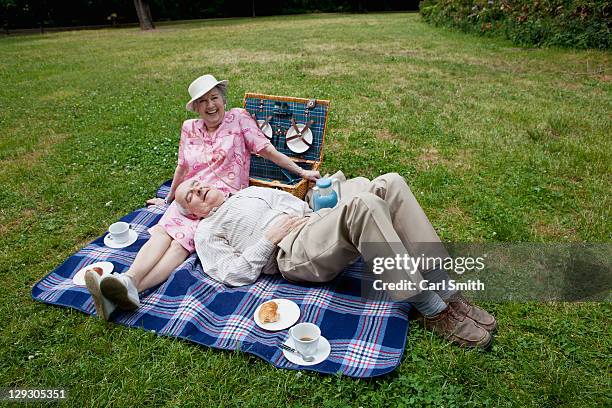 senior couple have relaxing picnic in the park - couple de vieux drole photos et images de collection