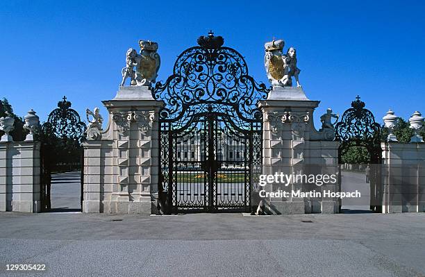 austria, vienna, view of belvedere castle behind front gates  - belvedere palace vienna imagens e fotografias de stock