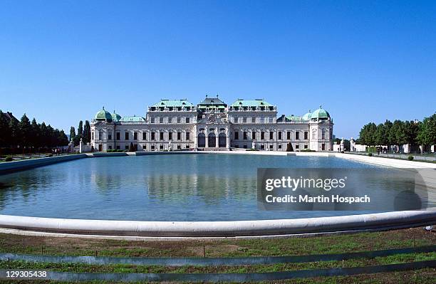 austria, vienna, belvedere castle, view of upper belvedere palace with water basin in foreground - belvedere palace vienna stock pictures, royalty-free photos & images