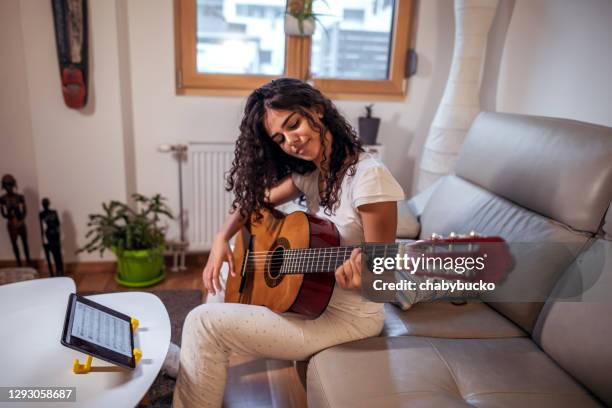 mädchen lernen online, wie man gitarre spielt - girls television show stock-fotos und bilder