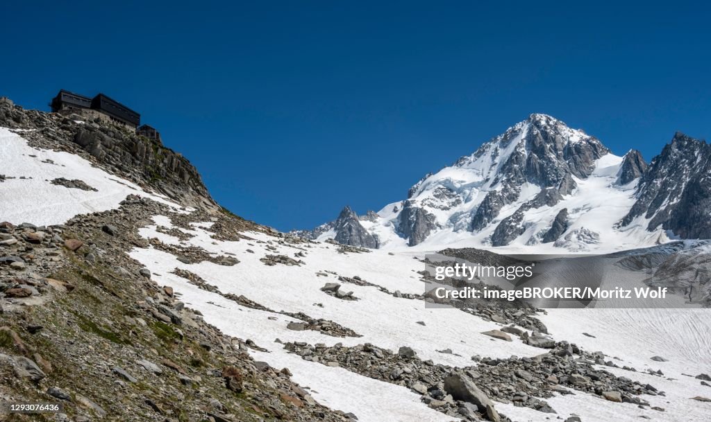 Refuge Refuge Albert 1er, Glacier du Tour, glaciers and mountain peaks, high alpine landscape, summit of Aiguille de Chardonnet, Chamonix, Haute-Savoie, France
