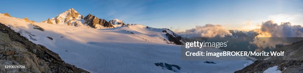 Mountain panorama, Glacier du Tour, glaciers and mountain peaks, high alpine landscape, left Alguille de Chardonnet, right Refuge Albert 1er, Chamonix, Haute-Savoie, France