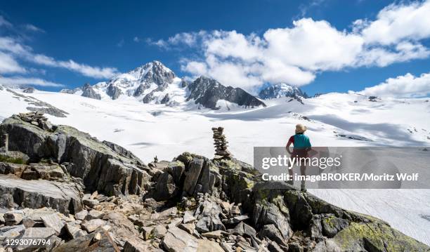 hiker standing in front of glacier, glacier du tour, glacier and mountain peak, high alpine landscape, left aiguille du chardonnet, chamonix, haute-savoie, france - steinpyramide stock-fotos und bilder