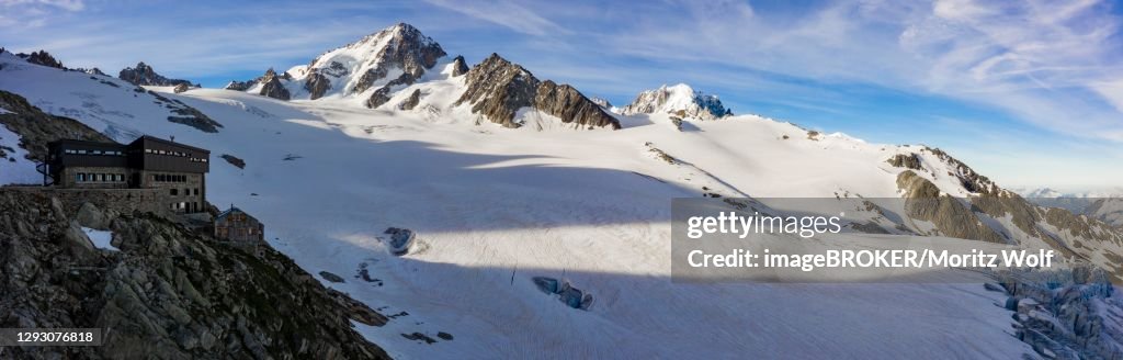 Refuge Refuge Albert 1er, Glacier du Tour, glaciers and mountain peaks, high alpine landscape, summit of Aiguille de Chardonnet, Chamonix, Haute-Savoie, France