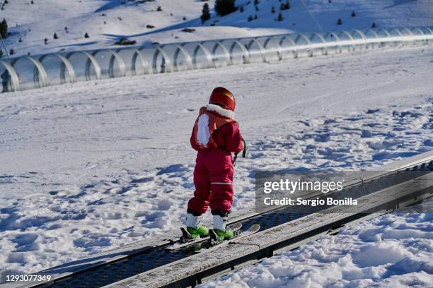 child on conveyor belt ski lift, formigal ski resort, spain - chute ski fotografías e imágenes de stock