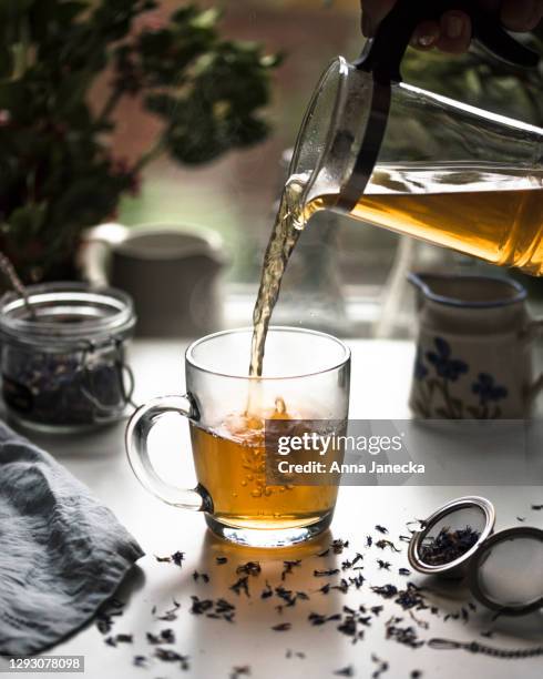 pouring tea - thé photos et images de collection