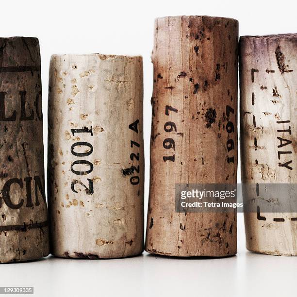 wine corks with dates - kurk drankenbenodigdheden stockfoto's en -beelden