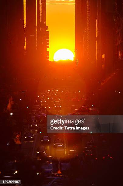 usa, new york, new york city, sunset illuminating busy street - manhattanhenge imagens e fotografias de stock