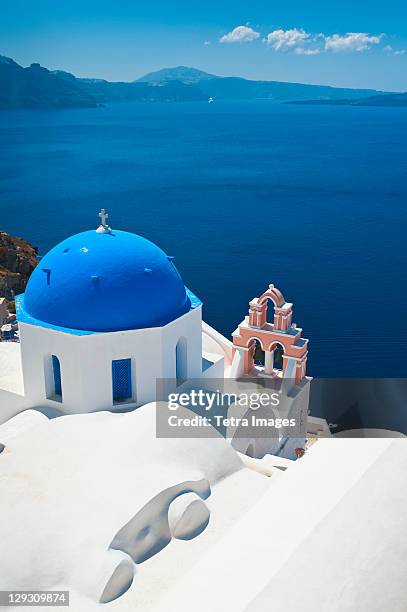 greece, cyclades islands, santorini, oia, church with bell tower at coast - oia santorini stockfoto's en -beelden