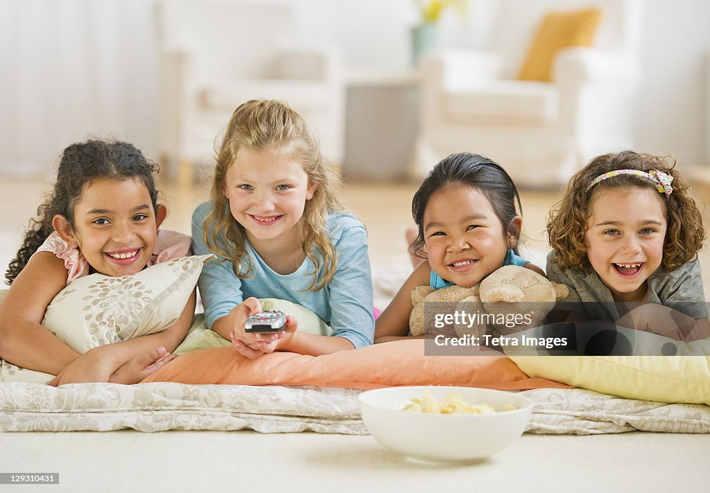 USA, New Jersey, Jersey City, Portrait of girls (6-9) watching TV
