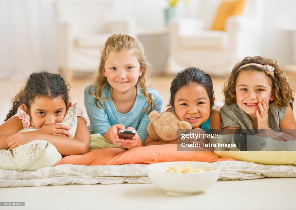 USA, New Jersey, Jersey City, Portrait of girls (6-9) watching TV
