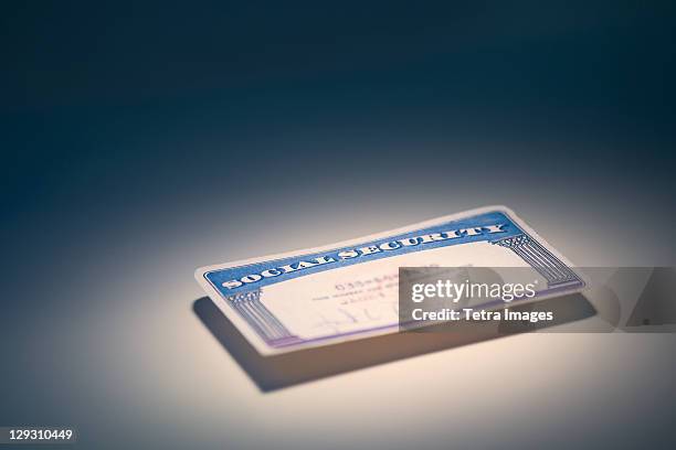 studio shot of social security card - social security kaart stockfoto's en -beelden