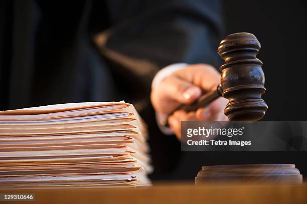 judge holding gavel, close-up - human role fotografías e imágenes de stock