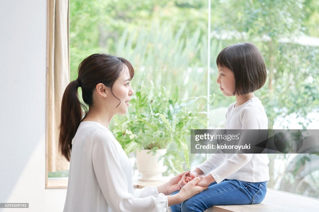 Madre asiatica che parla con la figlia