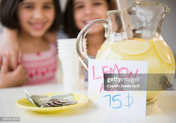 usa, new jersey, jersey city, close up of two girl's (8-9, 10-11) selling lemonade - buvette photos et images de collection