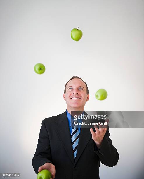 usa, new jersey, jersey city, businessman juggling apples - juggling stock-fotos und bilder