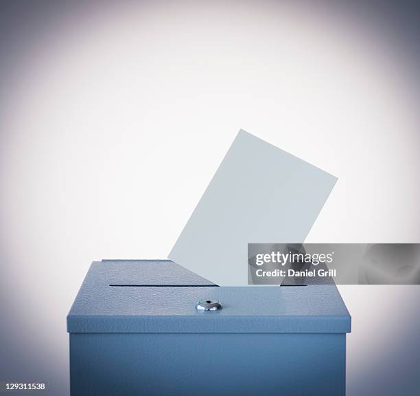ballot box and blank paper, studio shot - stembus stockfoto's en -beelden