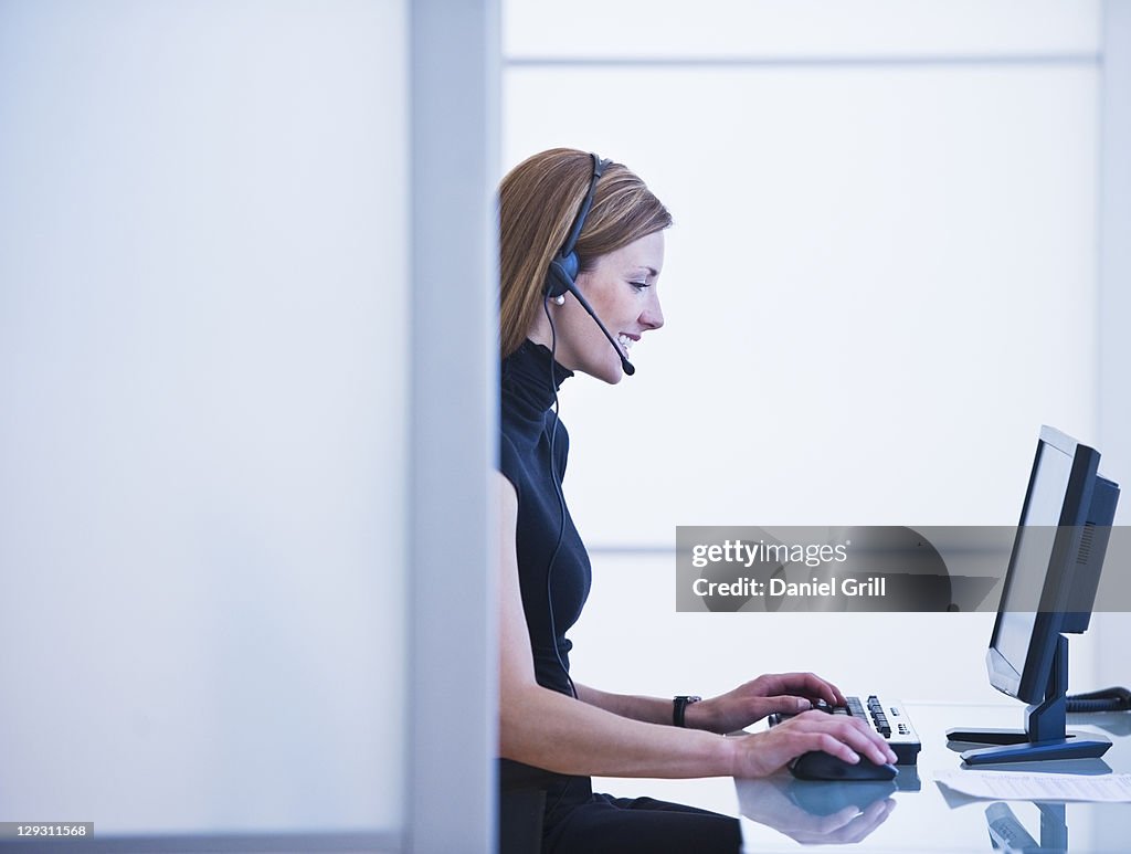 USA, New Jersey, Jersey City, Young woman working in office